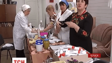 В Черкасах налагодили пакування сала для бійців в зручній упаковці