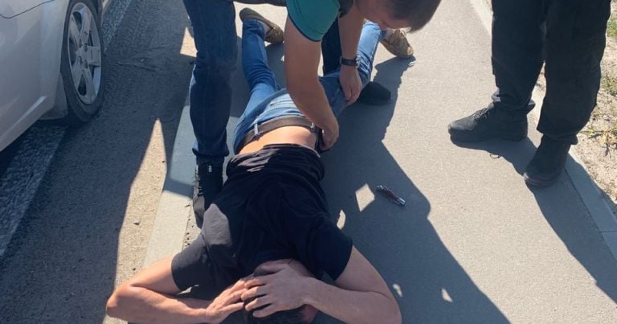 Поки сімейна пара збирала гриби у лісі під Києвом, їхню автівку обчистили крадії