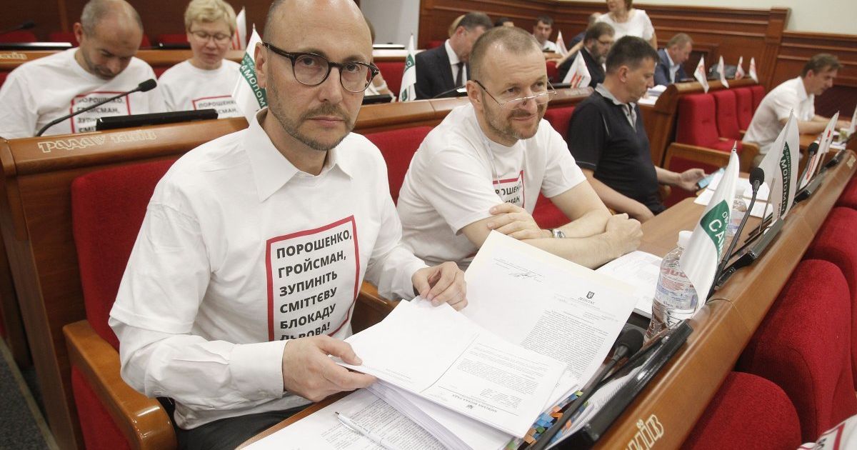 Глава фракции Сергей Гусовский (на фото - на переднем плане) исключен из партии.