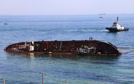 Подъем затонувшего в Одессе танкера "Делфи": Шмыгаль рассказал, как работают над проблемой
