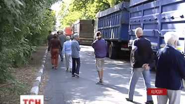 Мешканці Херсона протестують проти фур, що заполонили середмістя