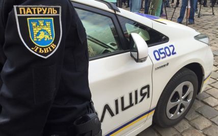 Во Львове нарушительница спрятала от полицейских удостоверение судьи