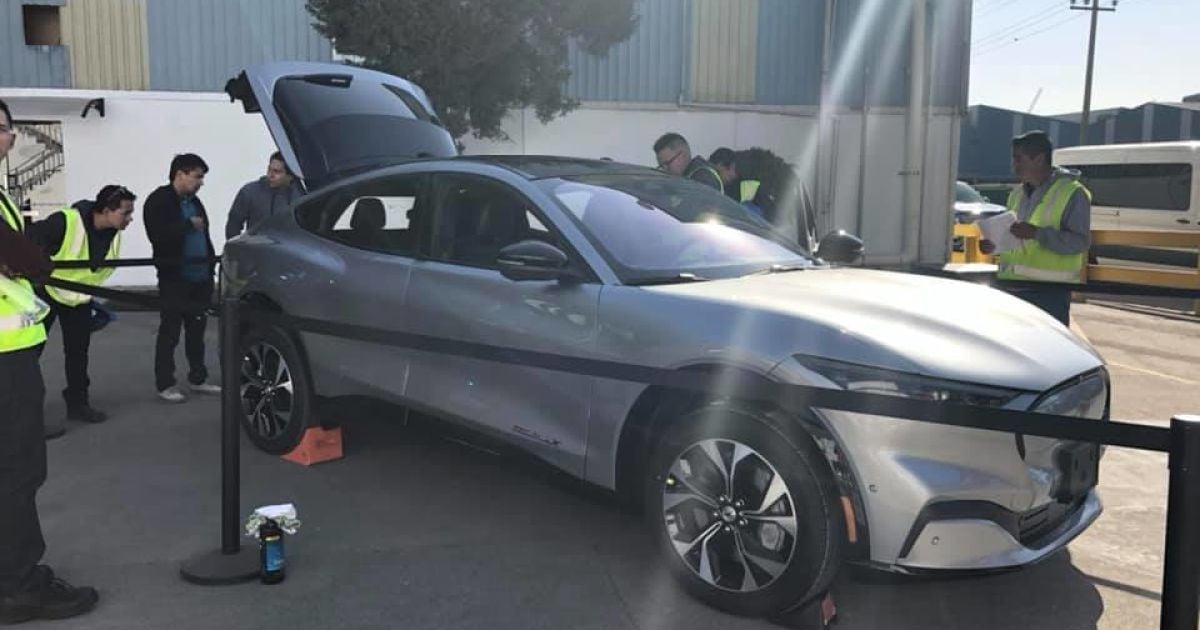 Первый серийный электрокар Mustang Mach-E засняли возле завода Ford