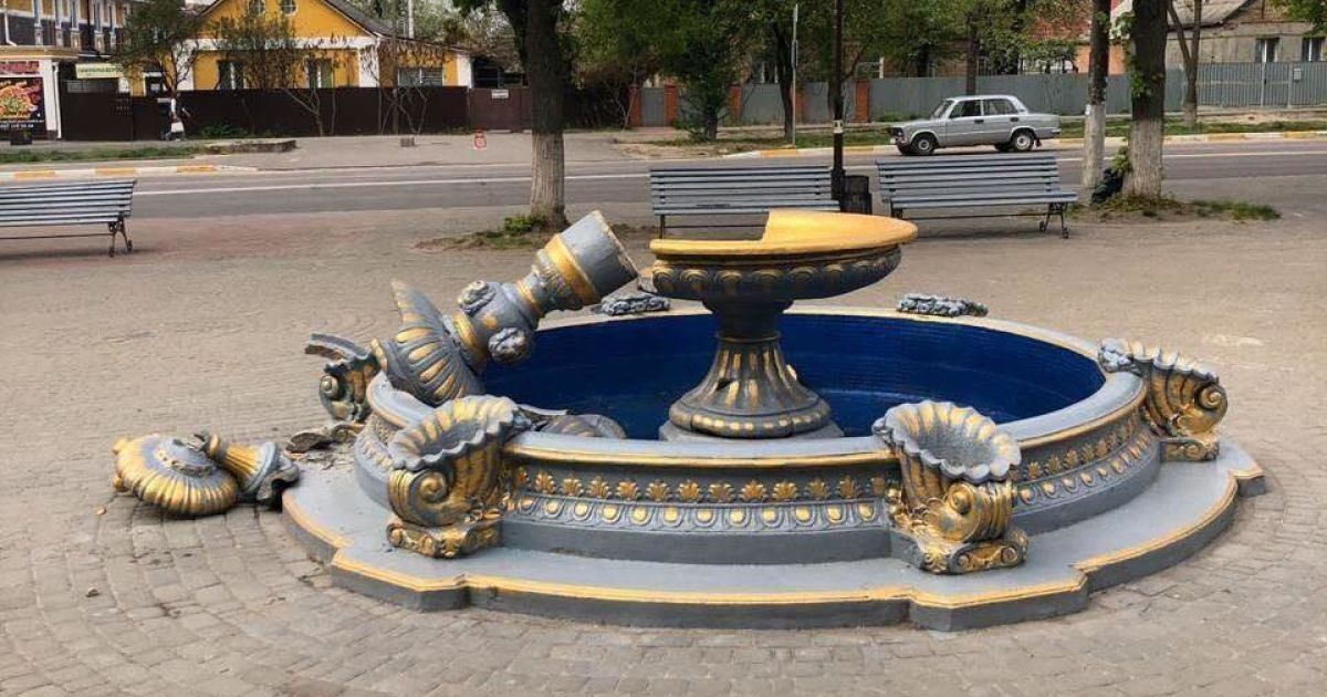 В Боярке доломали фонтан, на который выкарабкалась и упала женщина с ребенком на плечах: видео