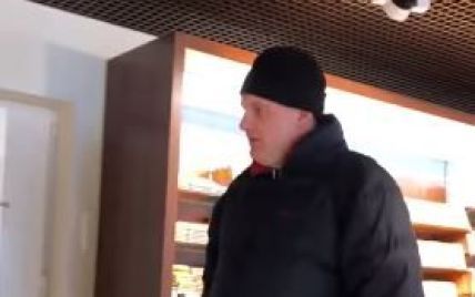 Мужчине с видео, который сломал нос продавщице в киевском магазине, объявили подозрение