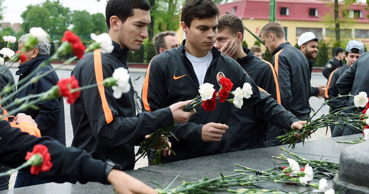 "Шахтер" возле Монумента славы во Львове.