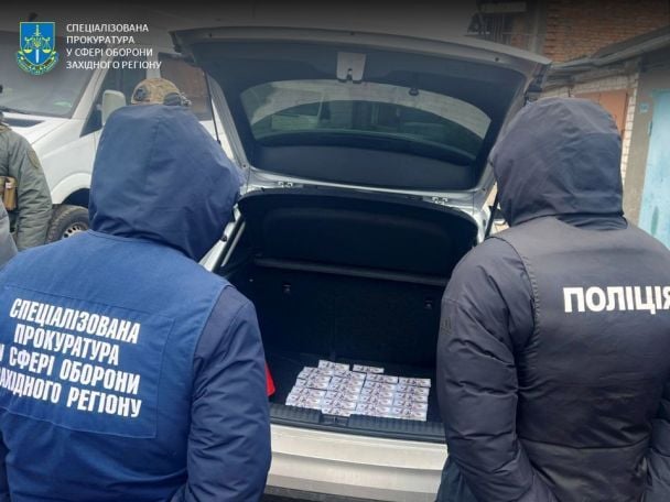 Військовослужбовець отримав $5 тисяч хабаря. / © 