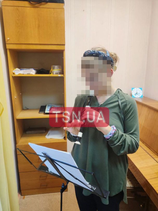 Аня Підвербна опановує гру на флейті. Фото надано О.Ятченко. / © 