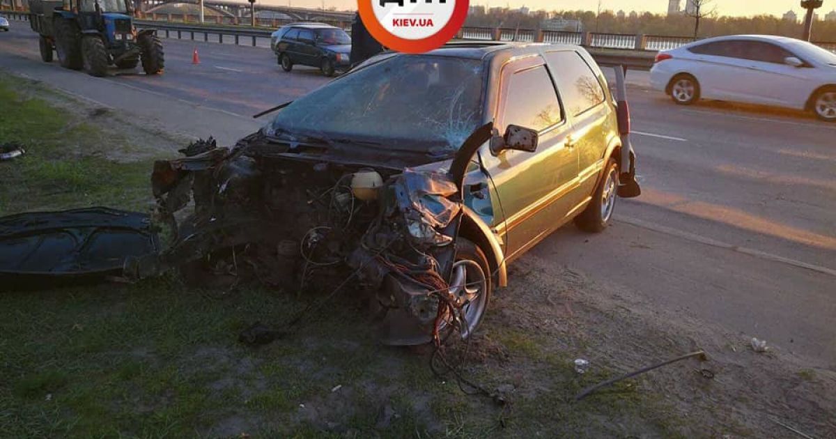 В Киеве авто ударилось об отбойник и слетело с дороги: три человека госпитализированы