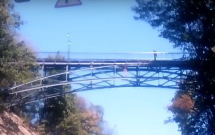 Мужчина, который угрожает прыгнуть с моста, находится в состоянии опьянения