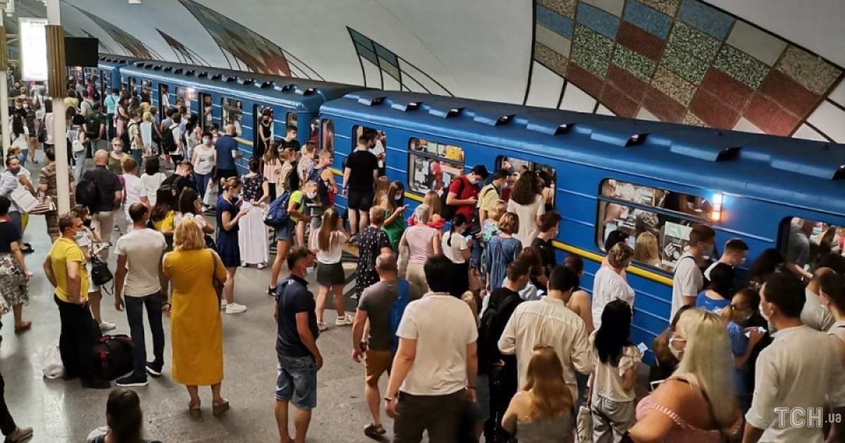 В метро Киева диктор закашлялась и призвала пассажиров ходить к врачу: видео