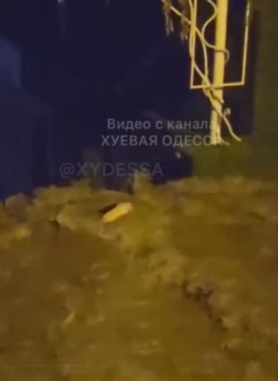 Лікарі розповіли про стан чоловіка, якого носило потоком води під час злив в Одесі