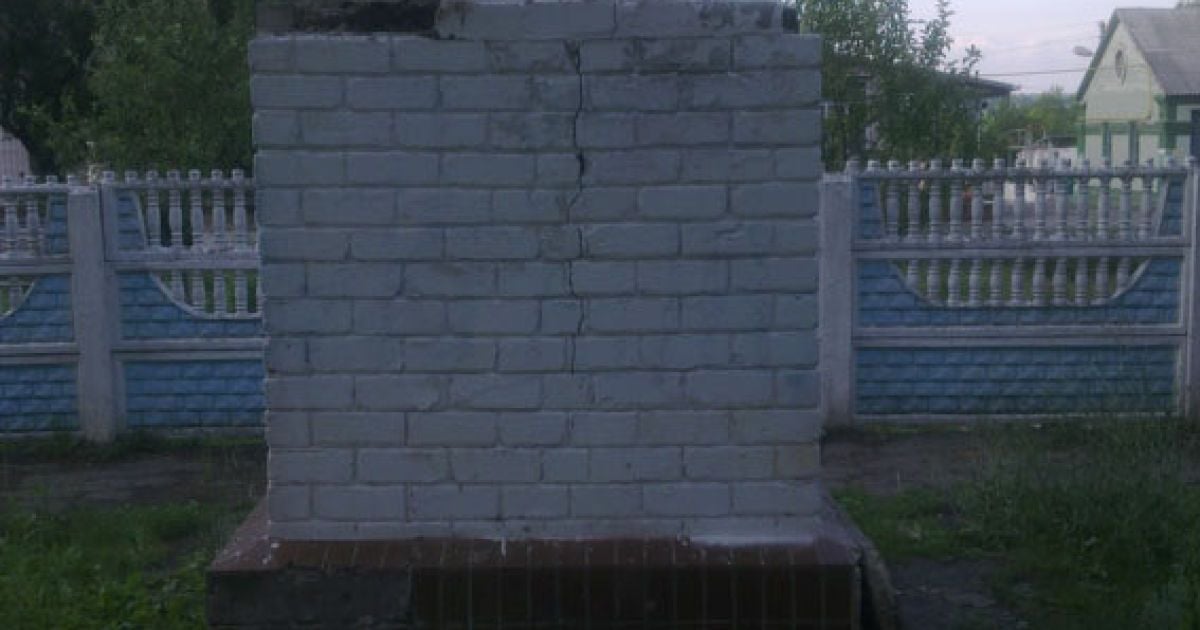 Постамент Ленину разрезали пополам