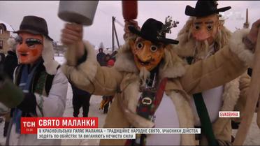 Карнавальная процессия на Меланки: в поселок на Буковине съезжаются туристы со всей Европы