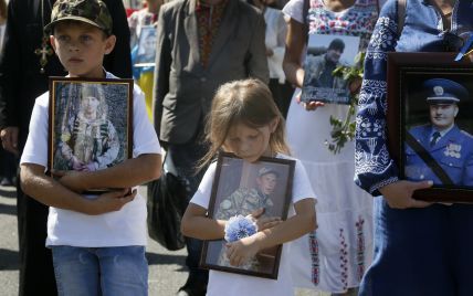 Во время Марша защитников Украины перед матерями и женами погибших на войне становились на колени