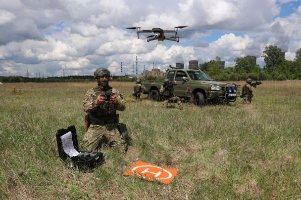 Українські дронарі вразили об'єкти ППО росіян на кількох напрямках: яскраві кадри