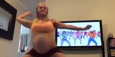 Пользователей Сети рассмешили неистовые танцы беременной девушки под известный хит
