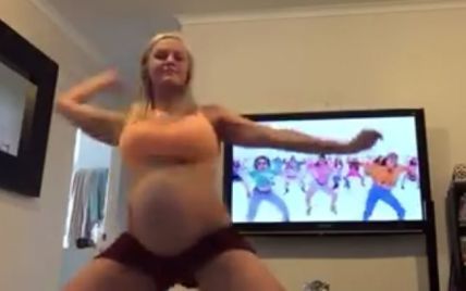 Пользователей Сети рассмешили неистовые танцы беременной девушки под известный хит