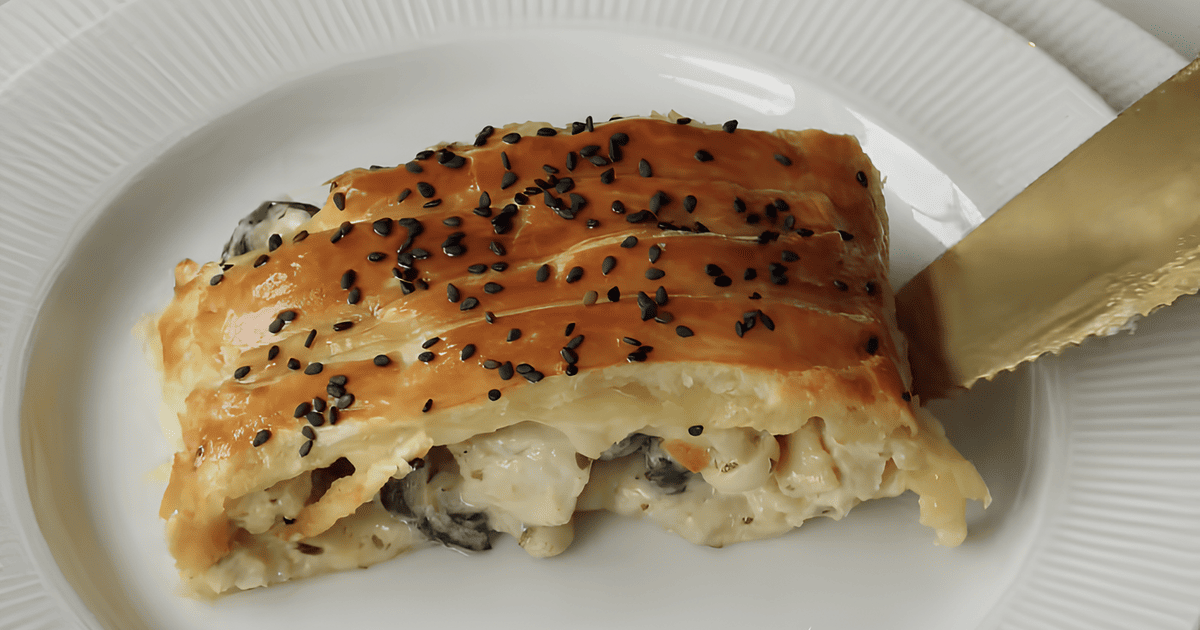 Святковий пиріг із листкового тіста з куркою, грибами та сиром  iktok.com_@kathycoooks