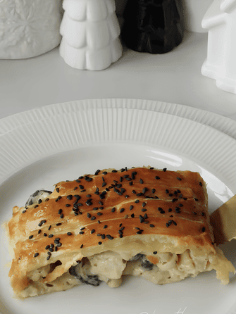 Праздничный пирог из слоеного теста с курицей, грибами и сыром iktok.com_@kathycoooks