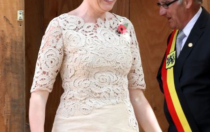 В кружевном платье и с широкой улыбкой: королева Матильда вышла в свет в красивом образе
