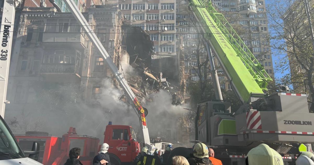 Удар по жилому дому в Киеве: под завалами нашли погибшего человека