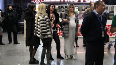 Жены готовы встречать любимых. / © Проспорт