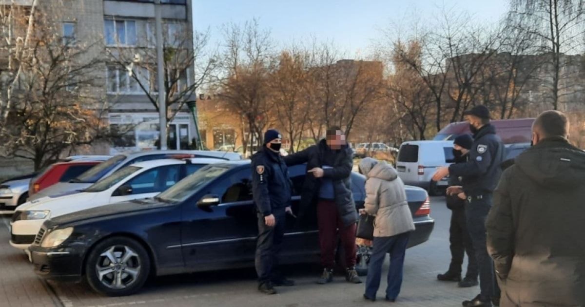 В супермаркете Луцка человек подрался с патрульными из-за маски