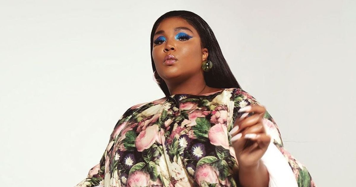 Пышнотелая Lizzo в платье с высоким разрезом украсила обложку известного глянца