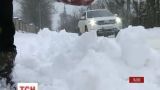 Однодневные каникулы и перекрытые дороги: запад Украины оправляется от снежной непогоды