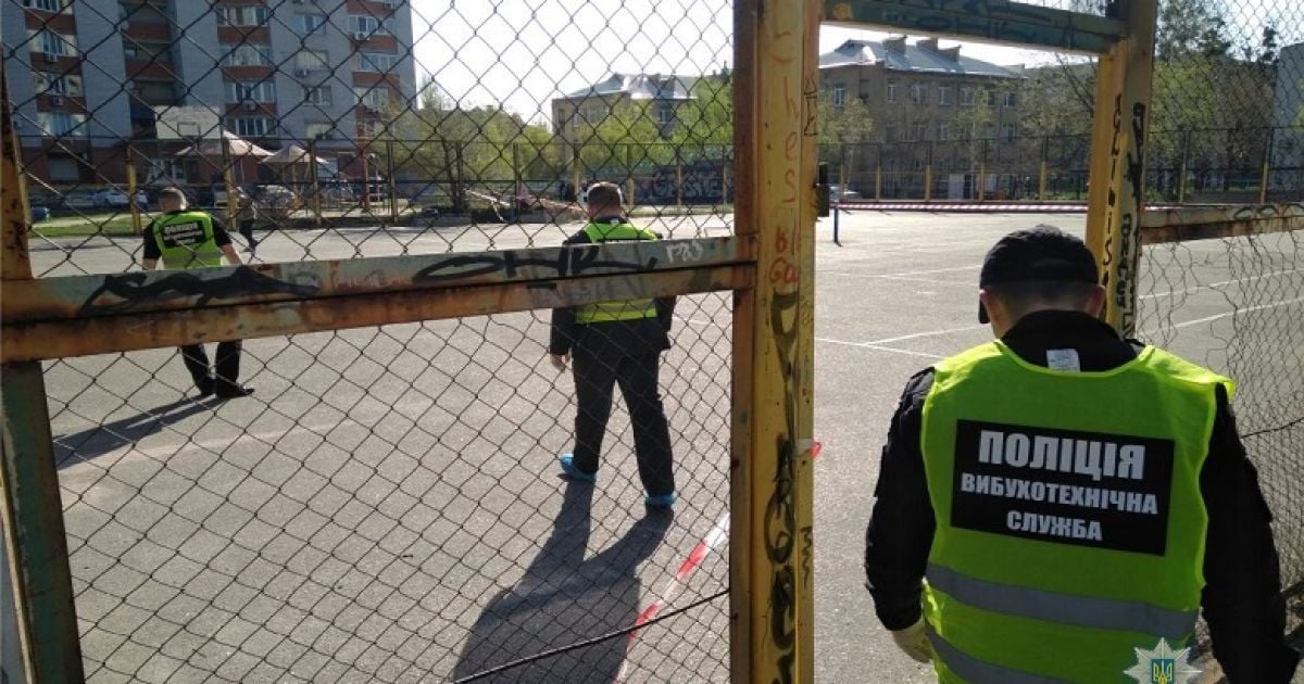 На столичному спортмайданчику підірвалася саморобна вибухівка_3 / © Поліція Києва / Facebook