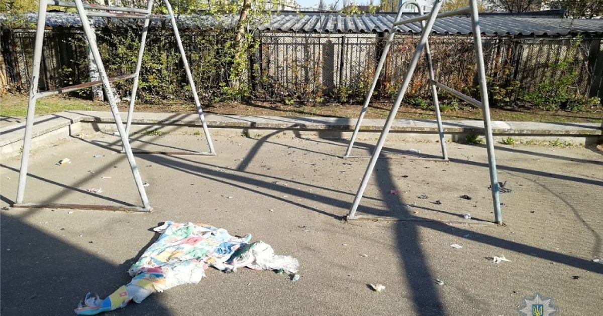 На столичному спортмайданчику підірвалася саморобна вибухівка_1 / © Поліція Києва / Facebook