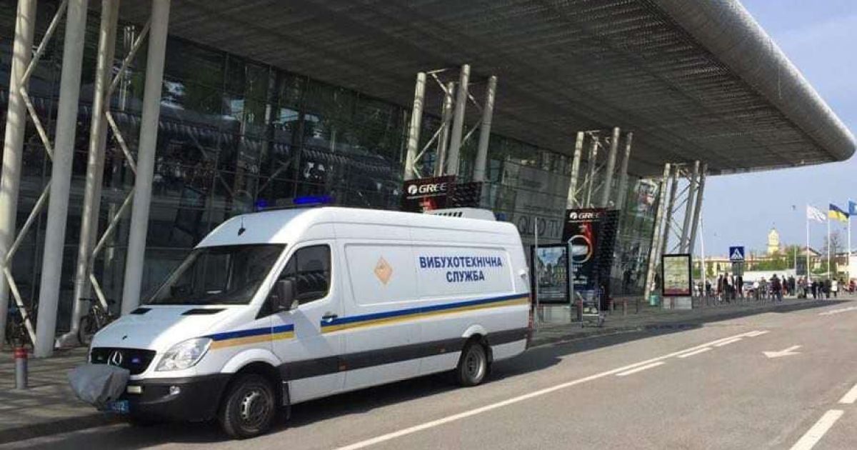В аеропорту Львова шукають вибухівку: евакуювали працівників і пасажирів