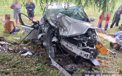 Легковик с 11 пассажирами врезался в дерево на Волыни: трое погибли