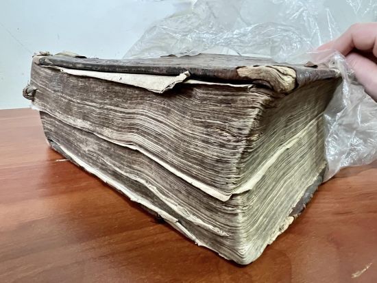 Намагались вивезти до Канади: на Київщині митники вилучили Біблію, якій понад 200 років