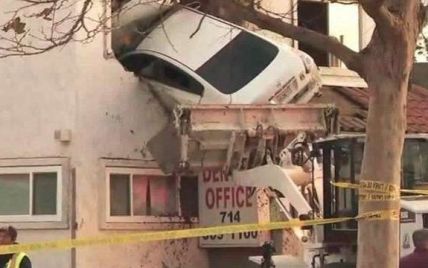 В США водитель авто въехал в второй этаж здания больницы: есть раненые