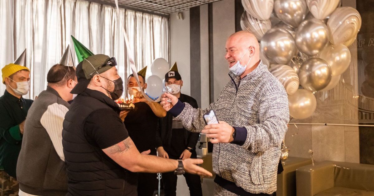 Сюрприз с шариками и тортом: как Евгений Кошевой отпраздновал 38-летие