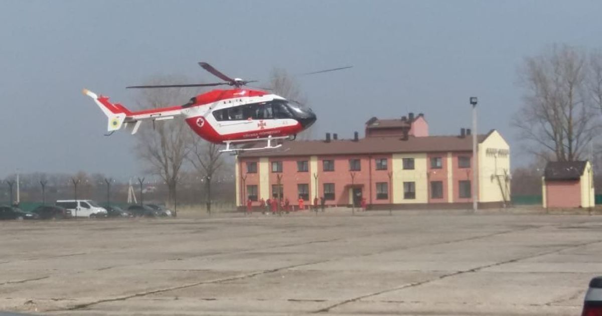 Во Львовской области начал патрулирование вертолет с бригадой медиков: фото