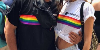 Ірина Шейк у мікрошортах позувала в обіймах м'язистих чоловіків на ЛГБТ-прайді