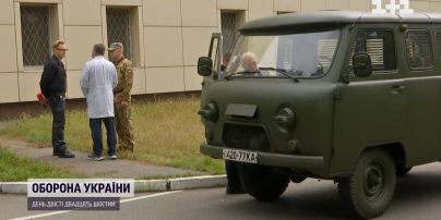 Вышел вездеход для фронта: водитель Института рака "поколдовал" над списанной "скорой"