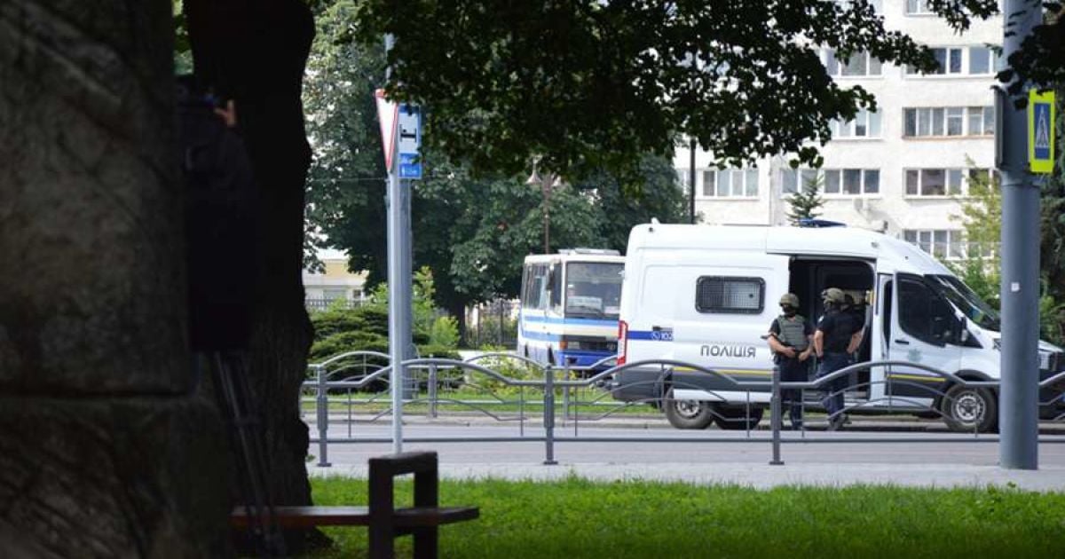 В Луцке взрывотехники обезвредили одну гранату, которую выбросил из захваченного автобуса террорист