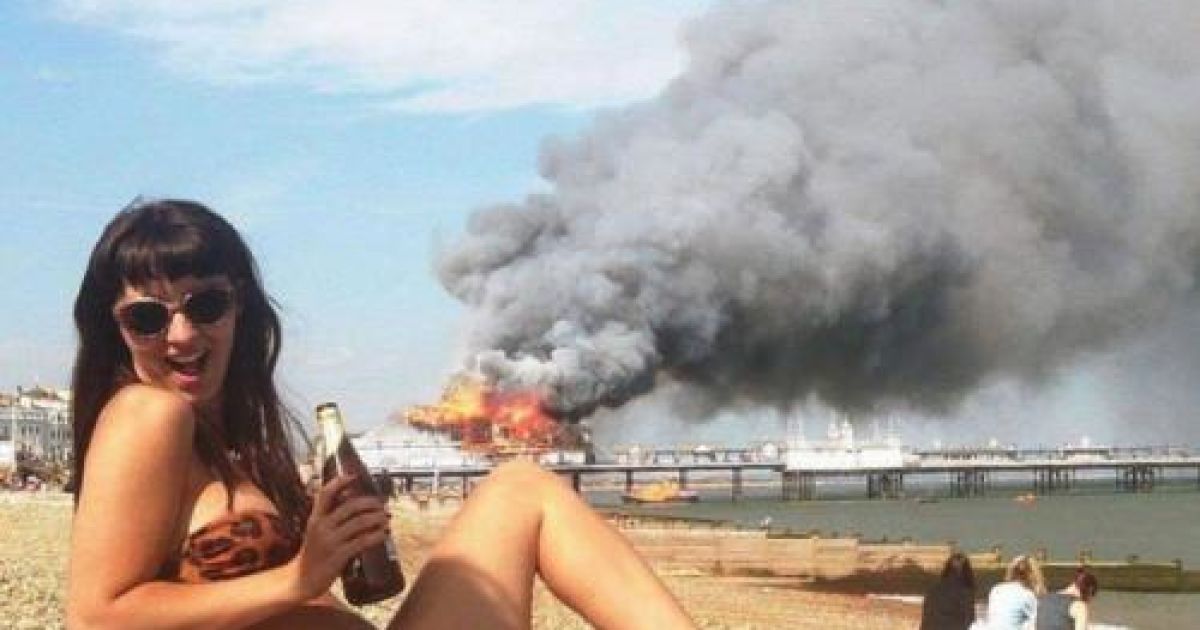 Подружки весело позують на фоні вибуху / © Фото із соціальних мереж