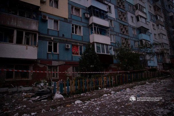 Удар по Дніпру: поранені діти, горіли автівки та склади - news image