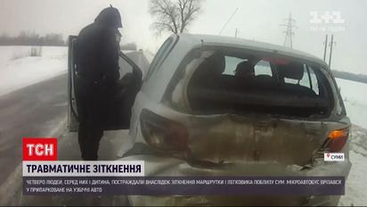 Новости Украины: вблизи Сум маршрутка врезалась в припаркованный на обочине автомобиль