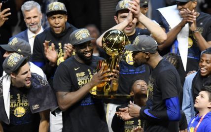 "Голден Стэйт" всухую выиграл финальную серию и второй год подряд празднует чемпионство в НБА