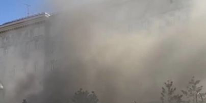 У центрі Москви сталася масштабна пожежа: площа біля мерії вся вкрита чорним димом (відео)
