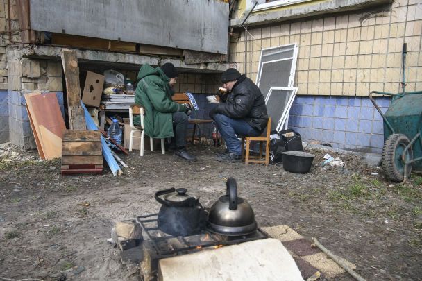 Люди едят на улице в Бородянке / © gettyimages.com