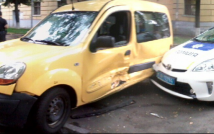 В Полтаве полицейская Toyota Prius протаранила припаркованный Renault