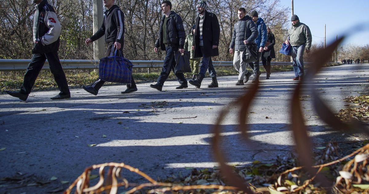 Обмін утримуваними опинився під загрозою зриву: українці відмовляються повертатися на окупований Донбас - Ъ