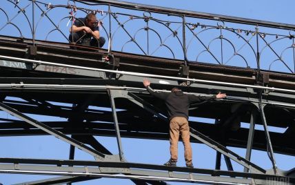 Молодик, який декілька годин тримав у напрузі весь Київ, самотужки зліз із Мосту закоханих